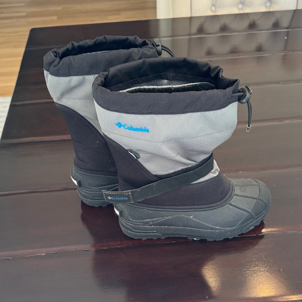 Black and gray Columbia snow boots. Size 5.